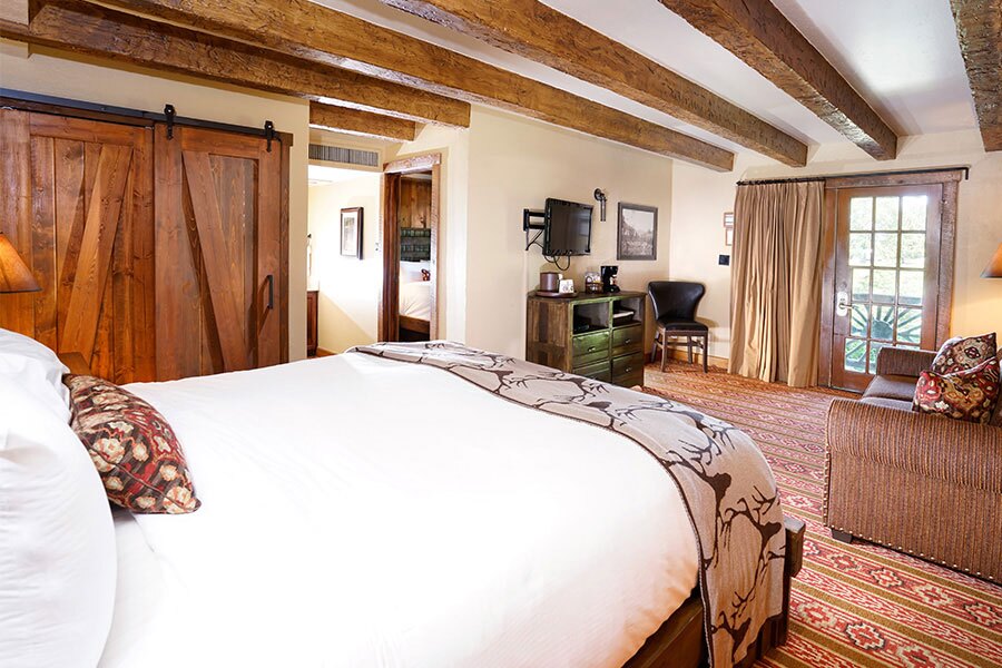 Spring View Lodge queen bed accommodation at Big Cedar