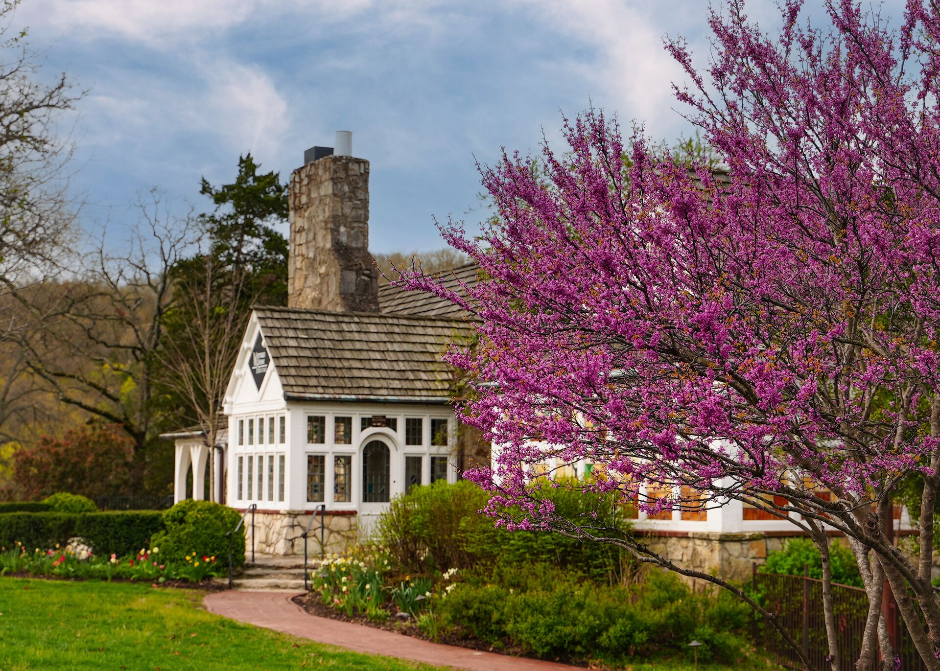 Full HD JPG-2023_BigCedarLodge_Dining_Worman_Spring_01