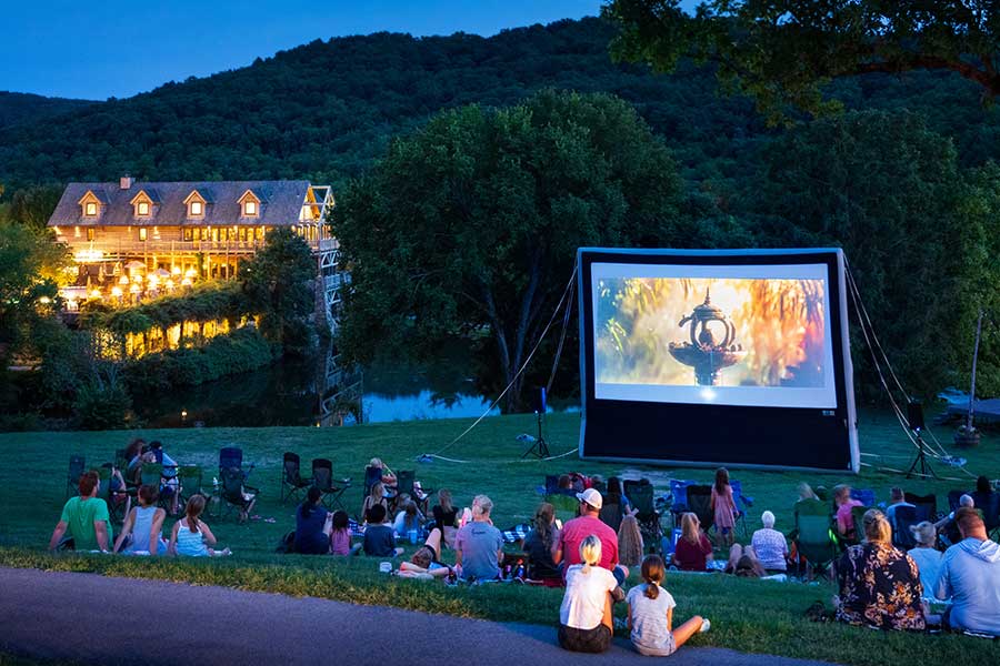 Guests enjoying Movie on the Lawn at Big Cedar Lodge