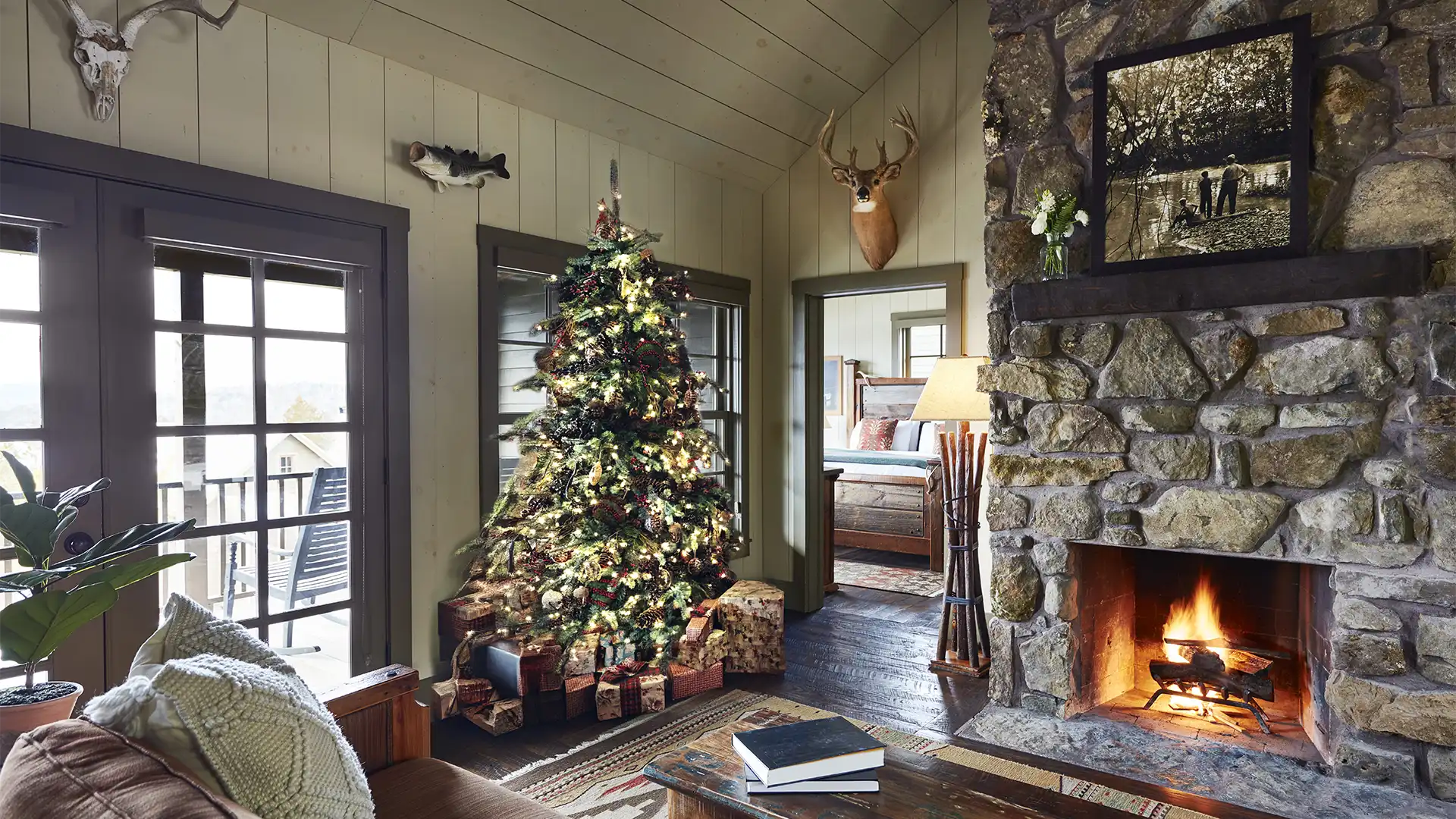 Lakeside Cottage Two Bedroom with Christmas Tree