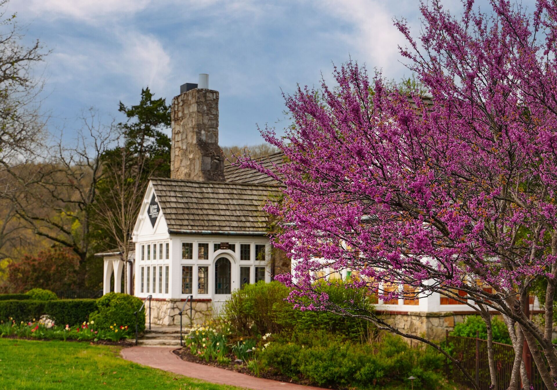 Full HD JPG-2023_BigCedarLodge_Dining_Worman_Spring_01